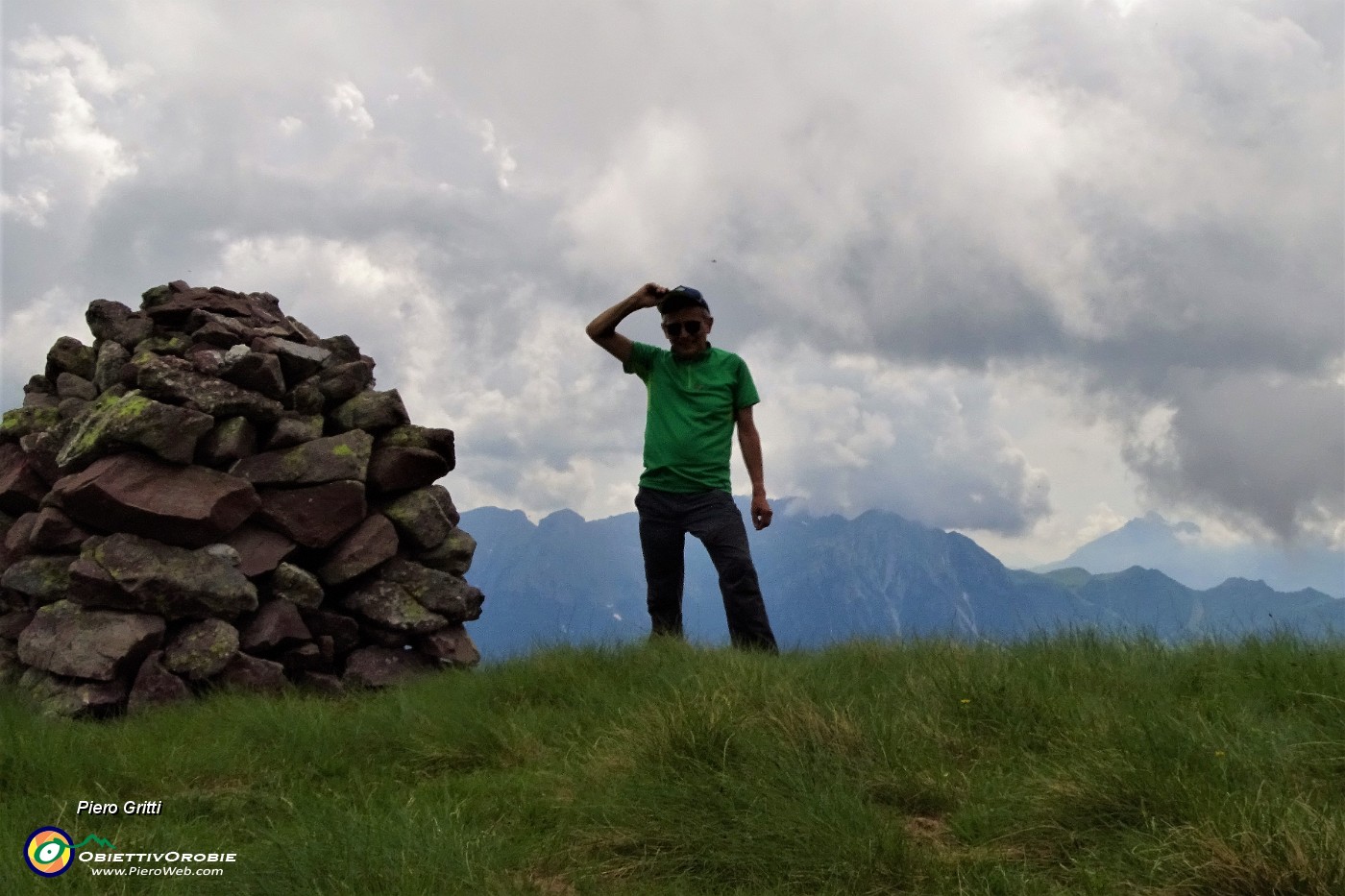 88 All'omone di vetta del Monte Avaro (2080 m).JPG